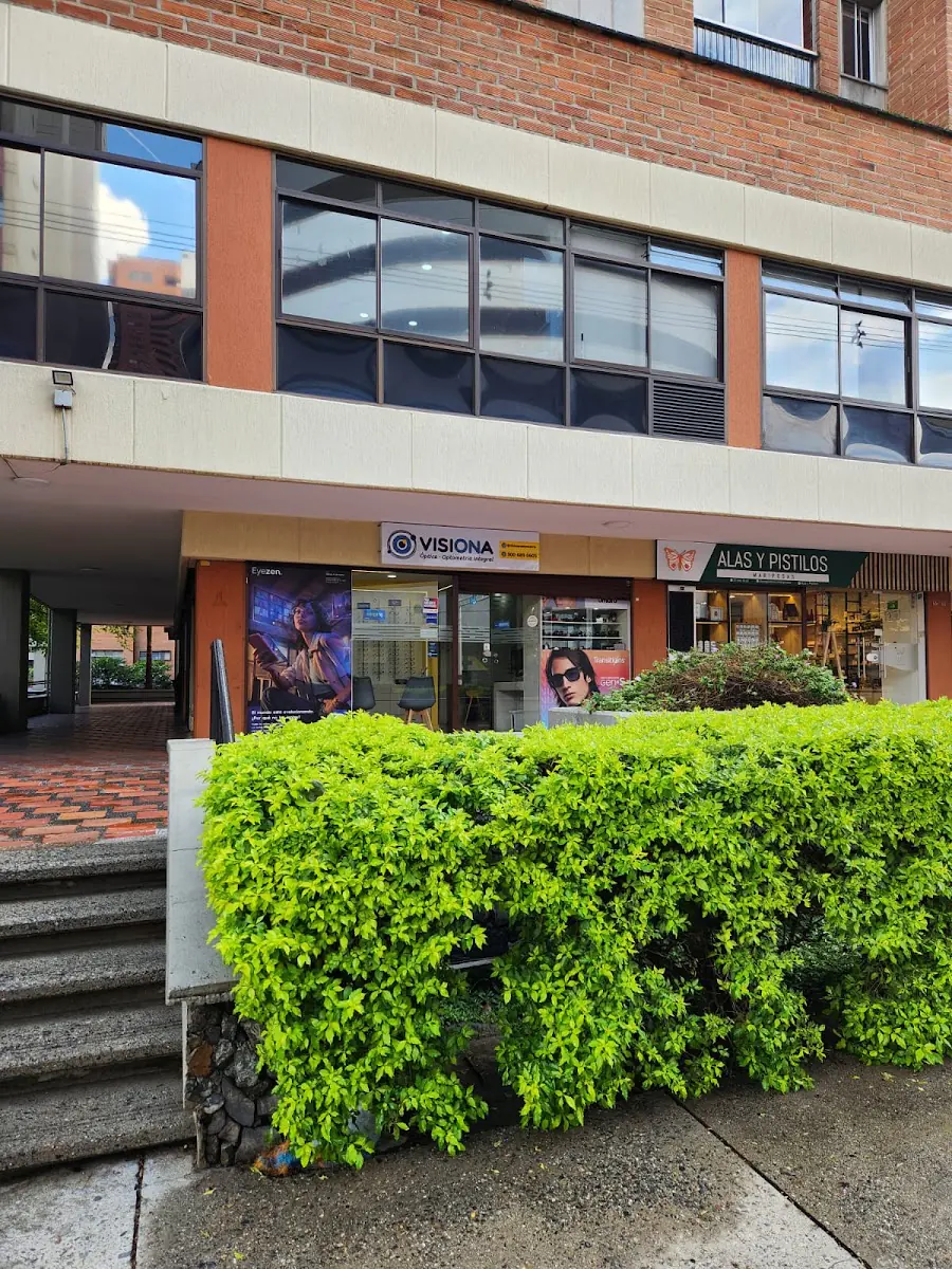 Edificio de Óptica Visiona con jardín al frente