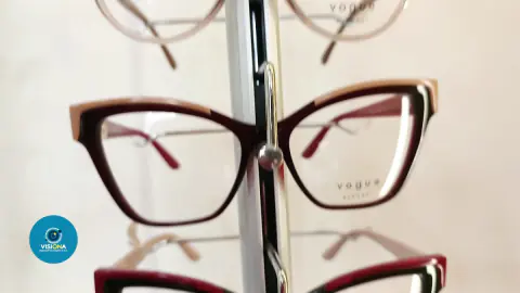 Monturas de colores exhibidas en la óptica