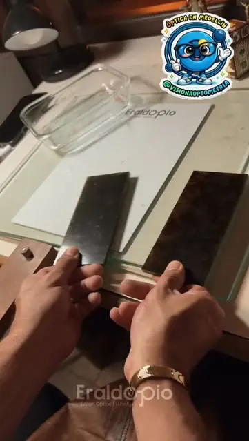 Manos trabajando en el montaje de unos lentes