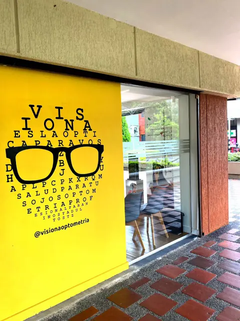 Vitrina amarilla con gafas dibujadas en una carta de optometría